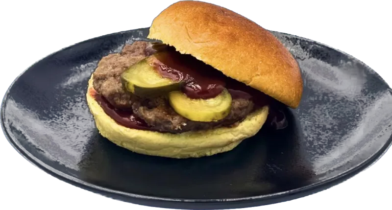 Burger BBQ Rind mit Gurke auf dunklem Teller
