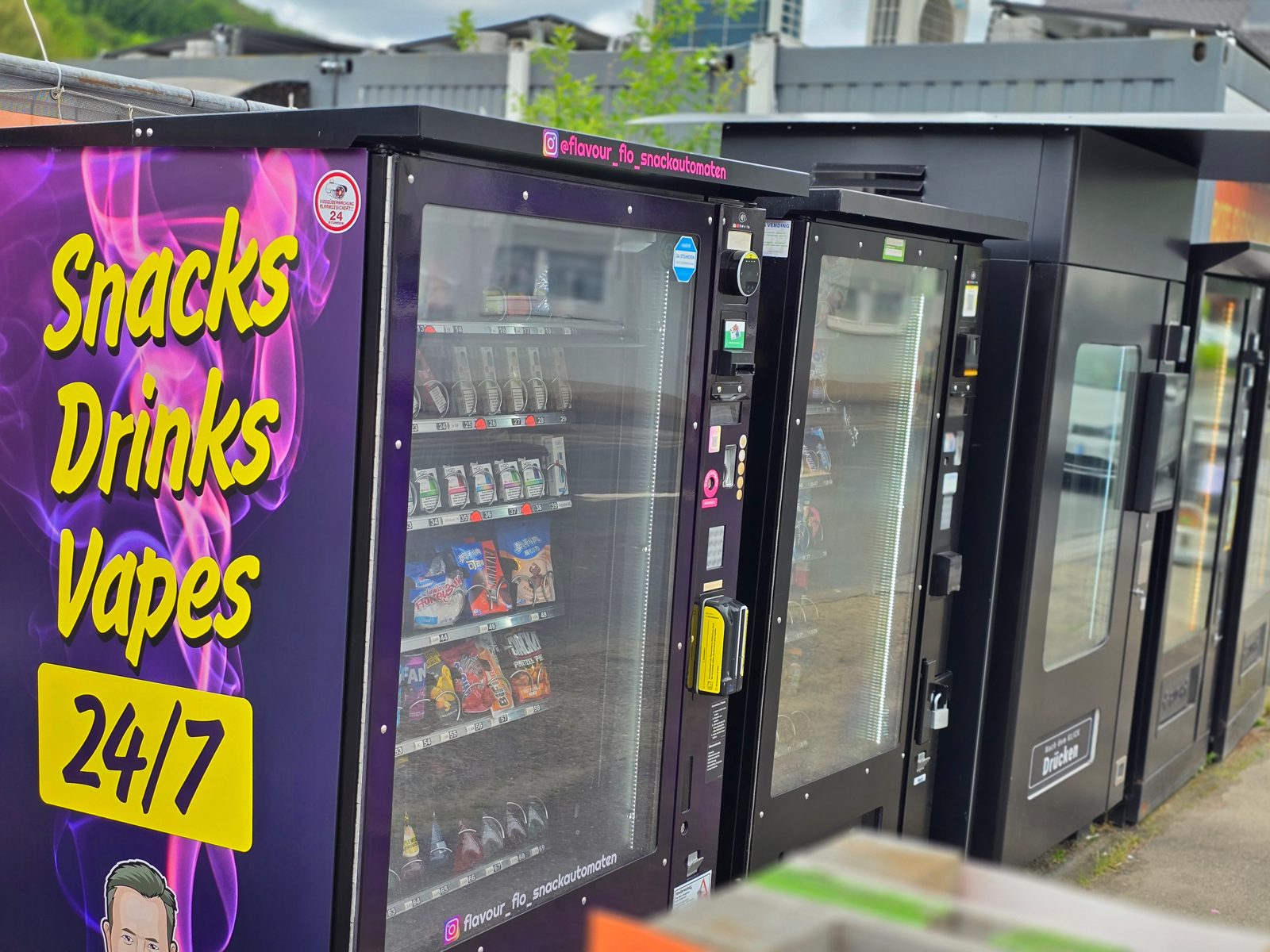 Outdoor-Automatenstraße von FlavourFlo mit Snacks, Drinks und Vapes rund um die Uhr