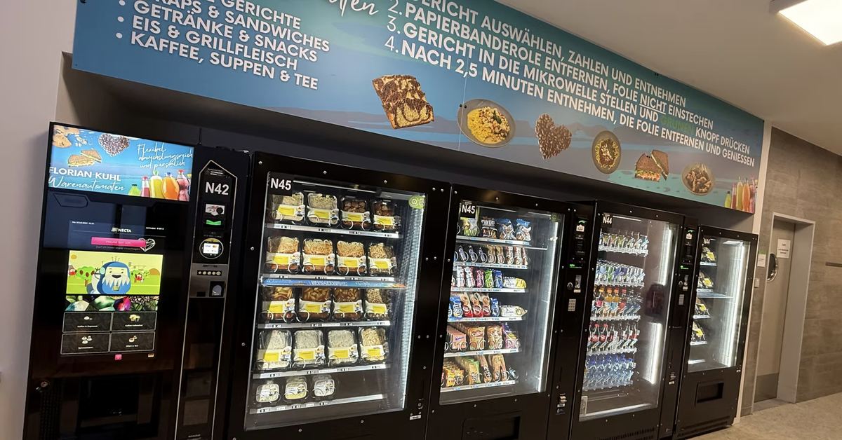 Kantine24-Automatenwand mit Gerichten, Snacks, Getränken und Kaffeeautomat