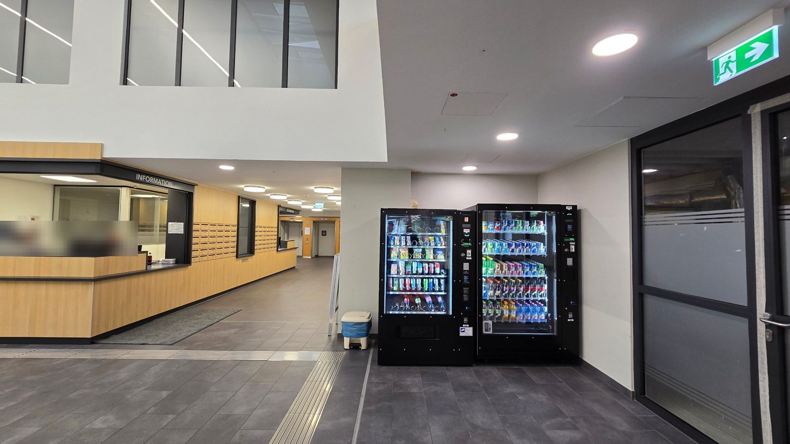 Zwei Automaten für Getränke und Snacks im Empfangsbereich einer Klinik