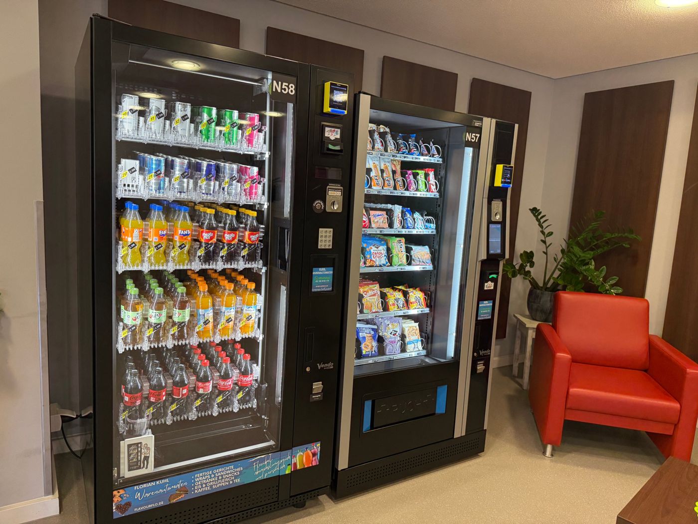 Sanden-Vendo-Automaten für Getränke und Snacks im Aufenthaltsraum eines Seniorenheims